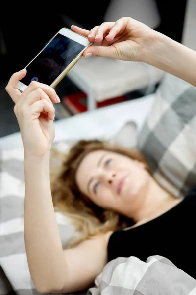 Selfie en la cama — Foto de Stock