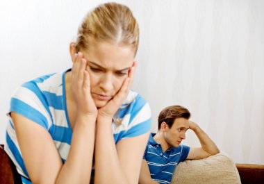 Kavgadan sonra konuşuyor ve koltukta oturan üzgün Çift