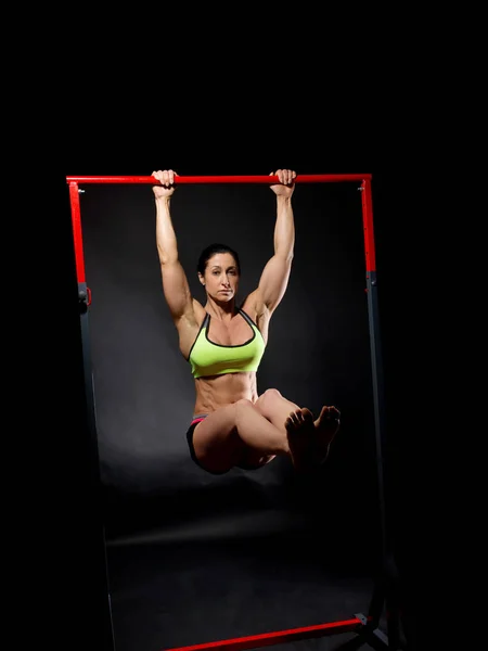 Women excercising on rod — Stock Photo, Image