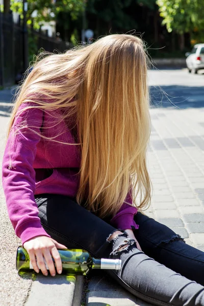 Fylld ung kvinna med flaska alkohol — Stockfoto