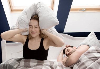 Karımla yatakta horlama adam