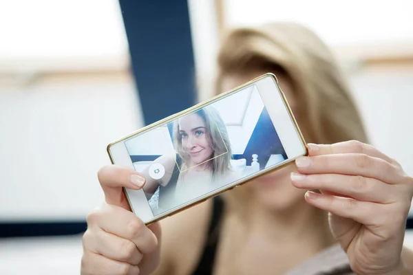 Selfie na cama — Fotografia de Stock