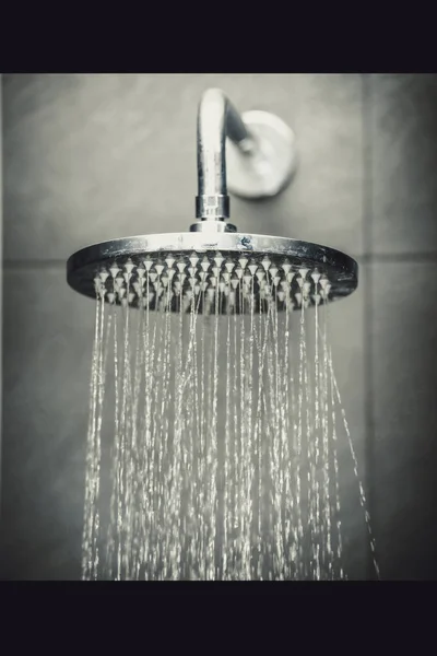 Dusche mit Wasserstrahl. — Stockfoto