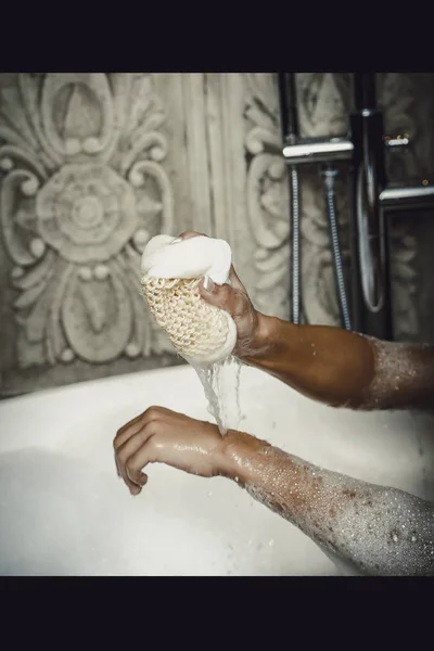 Mulher de banho limpando-se com esponja . — Fotografia de Stock