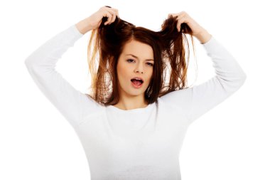 Saçlarını çekerek genç kızgın kadın