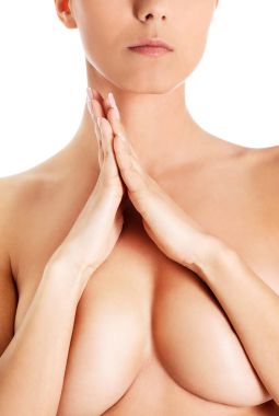 Güzel bir spa kadını göğsünü kapatıyor.