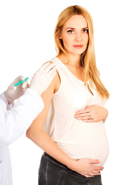 Беременная женщина получает вакцину — стоковое фото