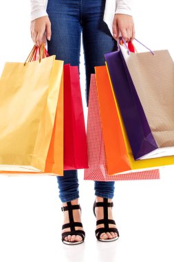 Bir sürü alışveriş çantası olan bir kadın.