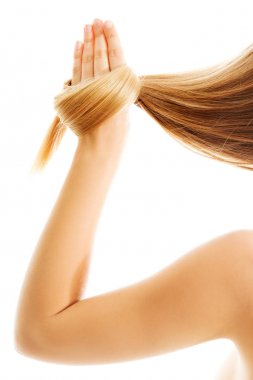 Uzun sarı insan saçı..