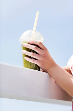 yeşil sebze güler yüzlü - sağlıklı beslenme kavramı.