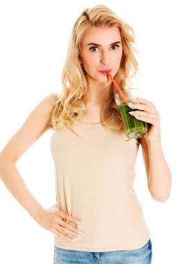 Yeşil kokteyl içen genç bir kadın