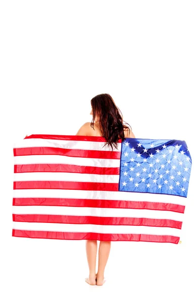 Hermosa mujer morena envuelta en bandera americana. — Foto de Stock