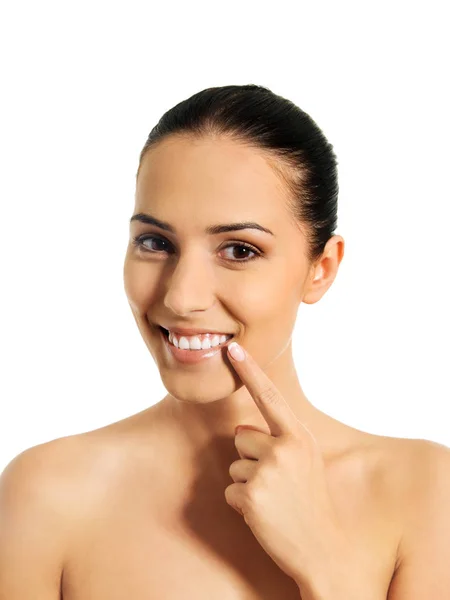 Tandhälsa koncept - vacker kvinna som pekar på sina tänder — Stockfoto