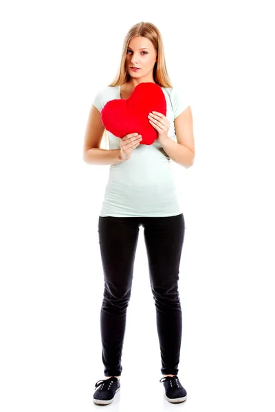 Wanita muda dengan bantal jantung di tangannya konsep Hari Valentine. — Stok Foto