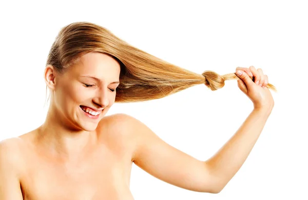 Menina com cabelo humano loiro longo. — Fotografia de Stock