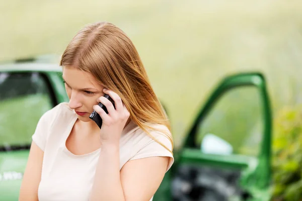 Kobieta kierowca wykonujący telefon po wypadku drogowym — Zdjęcie stockowe