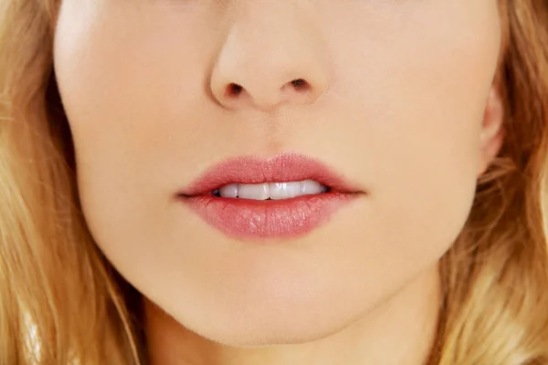 Закрыть фото женщины с открытыми губами — стоковое фото