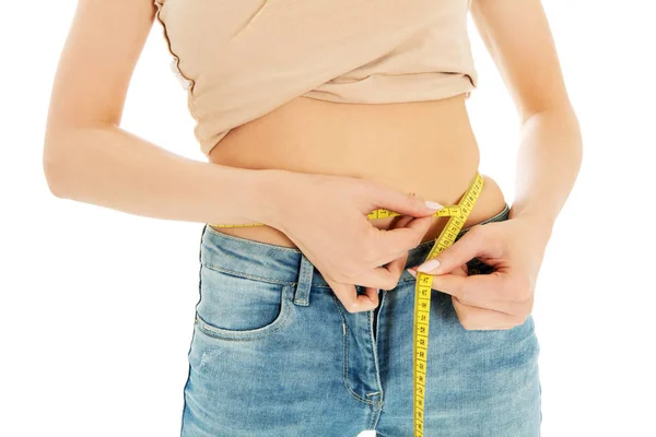 Mujer midiendo su cuerpo con cinta métrica — Foto de Stock