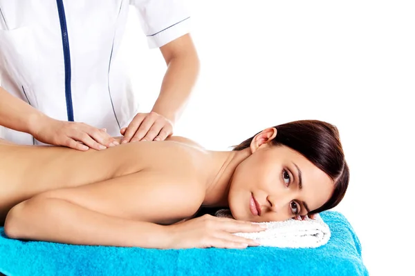 Mujer teniendo masaje de cuerpo en el salón de spa. Concepto de tratamiento de belleza. —  Fotos de Stock