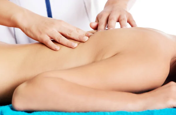 Een vrouw die haar lichaam masseert in de spa salon. Schoonheidsbehandeling. — Stockfoto