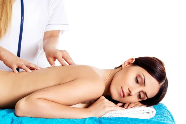 Mujer teniendo masaje de cuerpo en el salón de spa. Concepto de tratamiento de belleza. —  Fotos de Stock