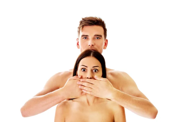 Muž, pokrývající jeho přítelkyně ústa, izolované. — Stock fotografie