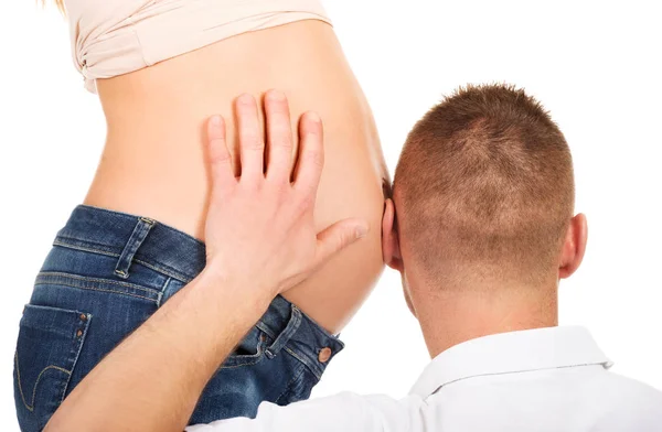 Pappa lyssnar på mödrar gravid mage — Stockfoto