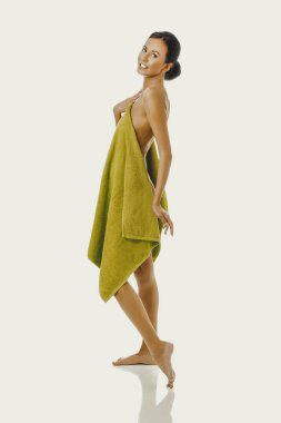 Yan görünümü kadın ayakta havlu sarılmış