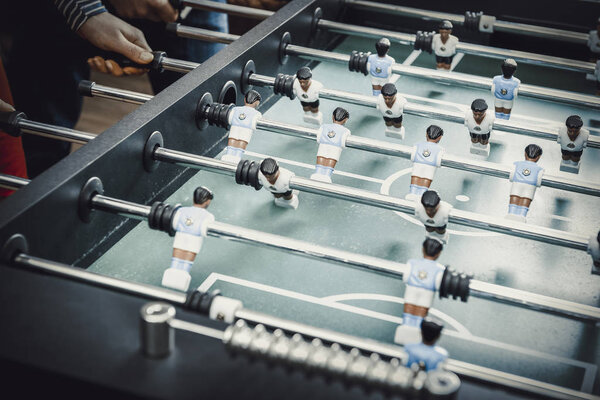 Друзья играют в настольный футбол
.