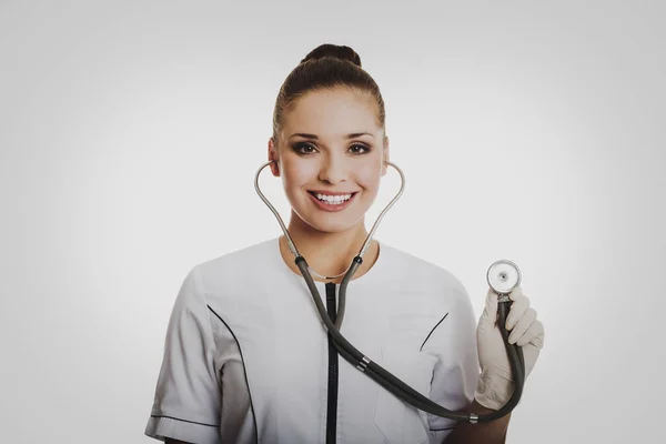 Bir stetoskop ile kadın doktor portresi — Stok fotoğraf