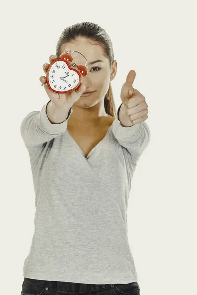 Žena s hodinami a palec nahoru. — Stock fotografie