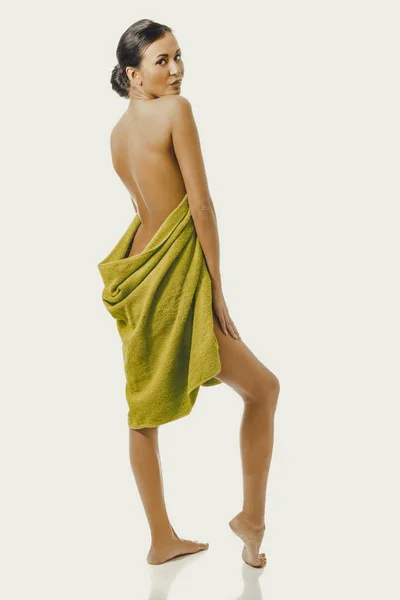 Полная длина заднего вида женщина, завернутая в полотенце — стоковое фото