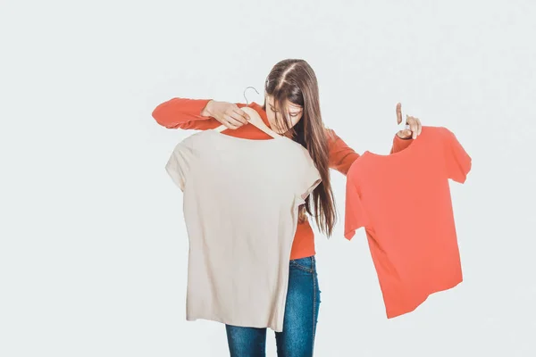 Junge Frau wählt Hemd. — Stockfoto