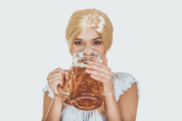 Beautiful bavarian woman drinking beer. — Stock Photo, Image