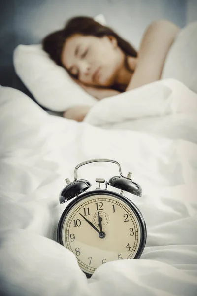 Donna che dorme a letto. — Foto Stock