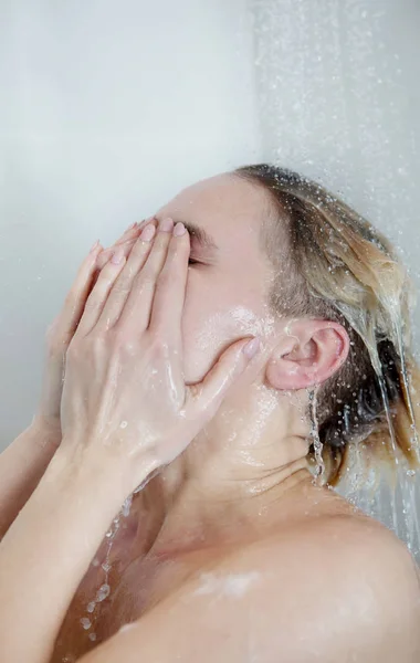 Vista posteriore di bella giovane donna nuda che si fa la doccia — Foto Stock