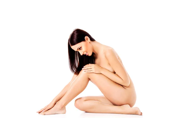 Mladá nahá žena sedící na podlaze — Stock fotografie