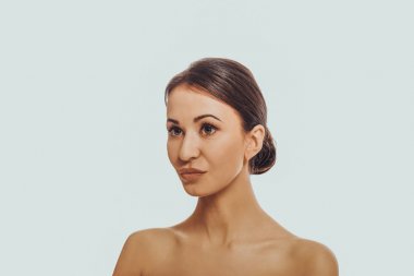 Kameraya bakarak ciddi kadın