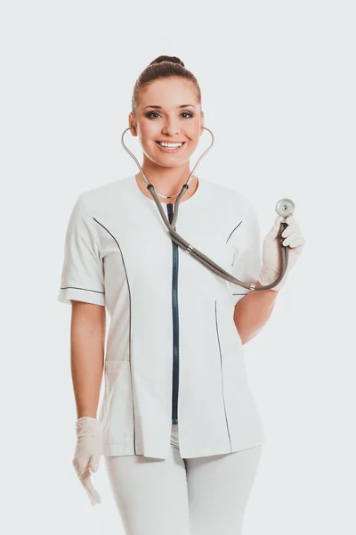 Médecin féminin avec stéthoscope — Photo