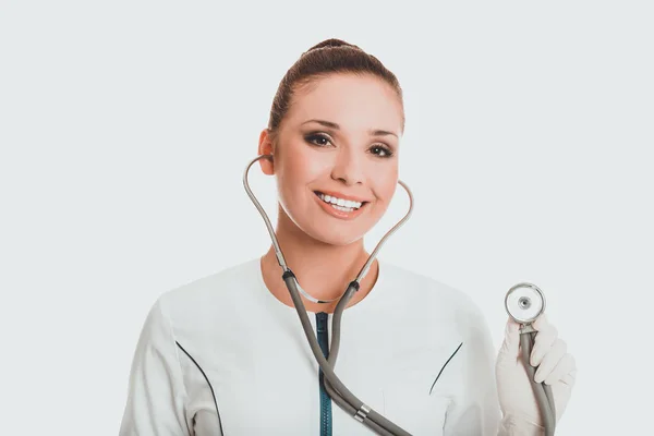 Retrato de médico feminino com estetoscópio — Fotografia de Stock