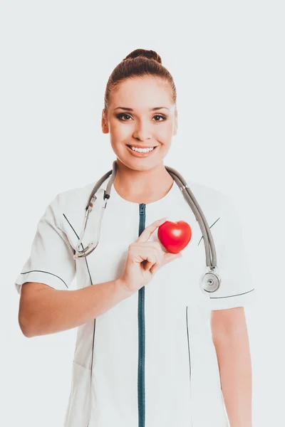 Médica feminina segurando modelo de coração — Fotografia de Stock