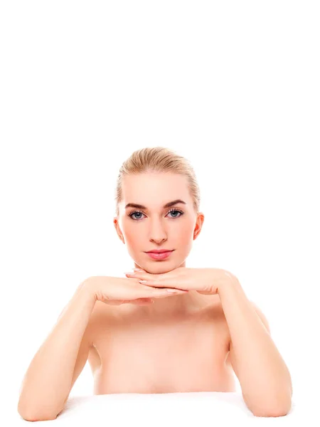 Gyönyörű modell lány tökéletes friss tiszta bőr. Ifjúsági és bőr care koncepciót. — Stock Fotó