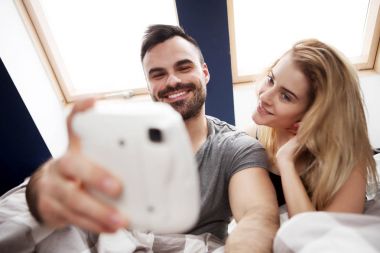 Çift alarak selfie evde anlık fotoğraf makinesi ile.