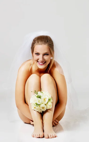 Beautiful nude bride in wedding veil — Stock Photo, Image