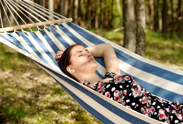 Vrouw ontspannen in de hangmat — Stockfoto