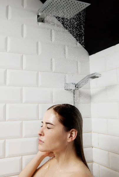 Hermosa mujer joven desnuda tomando ducha en el baño —  Fotos de Stock