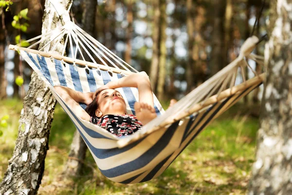 Vrouw ontspannen in de hangmat — Stockfoto