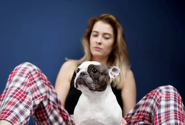 Jonge mooie vrouw zitten met pug dog — Stockfoto