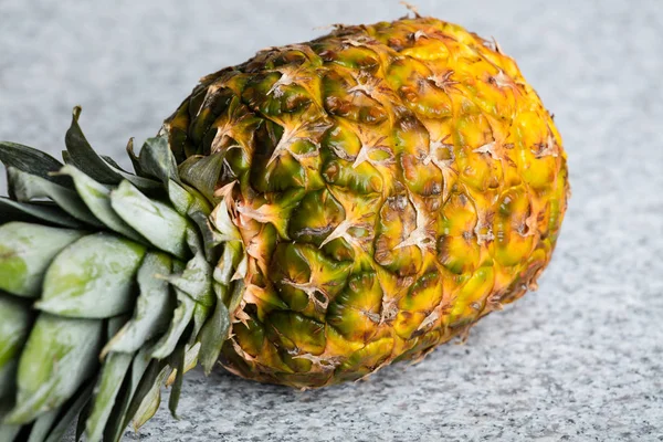 Свіжий соковитий ананас на столі — стокове фото