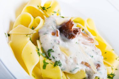 Cantharellus cibarius ile Krema soslu makarna